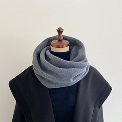 只要穿上它，你就會變得時尚♪ 由輕質和溫暖的羊毛材料製成的圍巾 炭灰色 灰色 男士 女士 第1張的照片