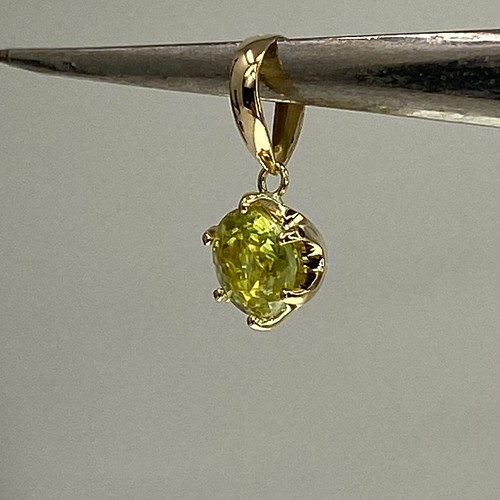 k18YG AU750 18金 天然スフェーン0.77ct ペンダント-