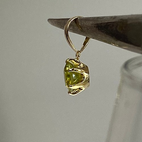 k18YG AU750 18金 天然スフェーン0.77ct ペンダント-