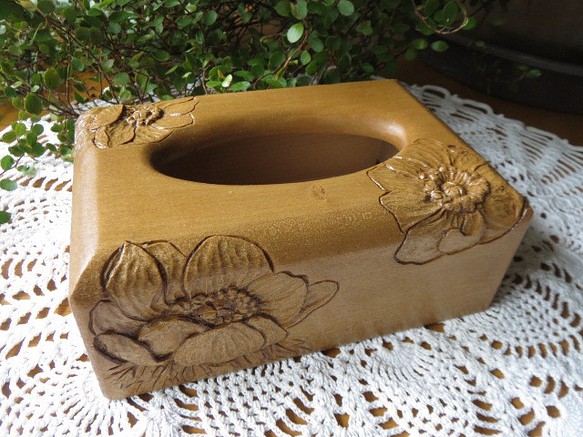 木彫りのミニティッシュケース☆沈め彫りのアネモネ素材朴ノ木 サイズ