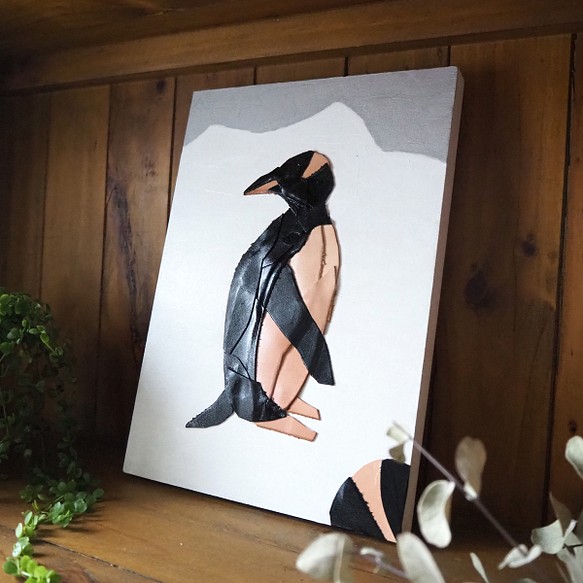 レザーのコラージュアート （ペンギン） A4サイズ 木製パネル 一点モノ 1枚目の画像