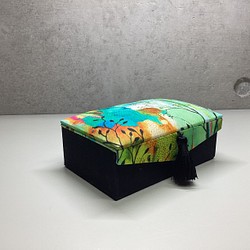 カルトナージュの小箱  ミニタッセル付き　USA コットン 1枚目の画像