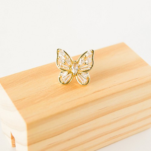 キラキラとても上品で可愛い蝶のブローチ