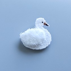 キラキラふわふわ白鳥の刺繍ビーズブローチ ブローチ Szal 通販｜Creema(クリーマ) 14672169