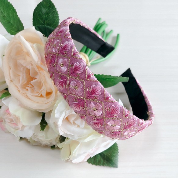 インド刺繍リボン　カチューシャ　金糸　小花　ピンク 1枚目の画像