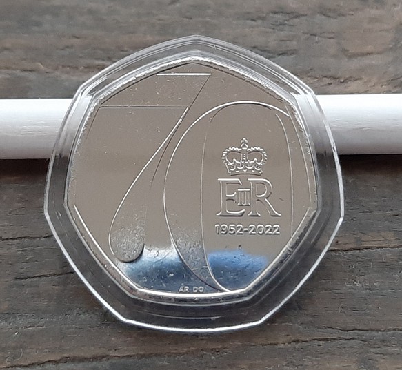 2022年英国50ペンスエリザベス女王の70年 1952年~2022年記念コイン  カプセル付き 宜しくお願いします 1枚目の画像