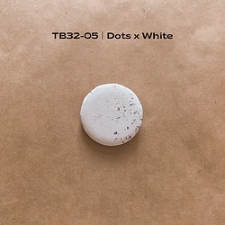 【持ち歩くArt｜缶バッジ｜Dots X White】TB32-05 1枚目の画像