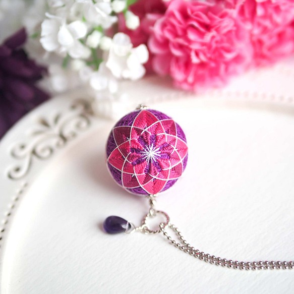 葡萄色の菊かがり手まりのネックレス 2枚目の画像