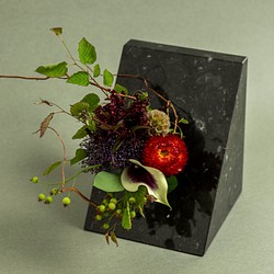 【石翔花】～sumi 黒～天然大理石と真鍮の花器 1枚目の画像