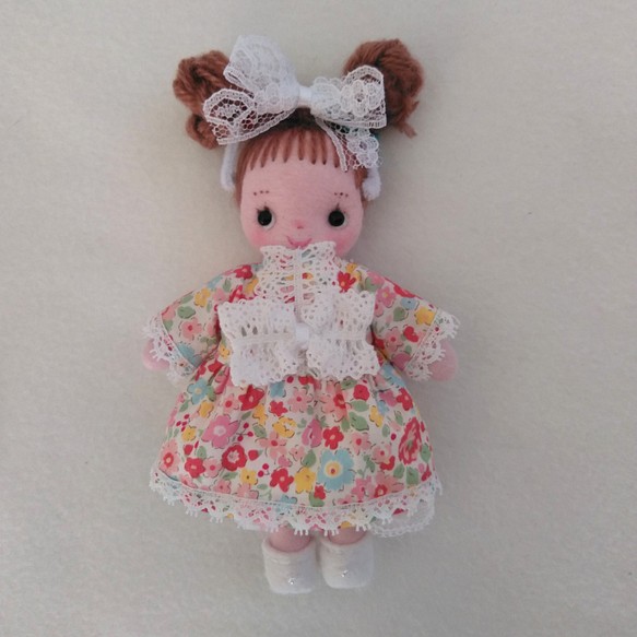 【送料無料】フェルト人形の着せ替え服　セット　ワンピース・マント　ピンク　No.1 1枚目の画像