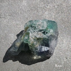 天然石約7.4g最大幅約28mmダイアナマリア鉱山産フローライト結晶原石グリーン強蛍光[dmfl-220926-03] 1枚目の画像