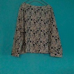 ボートネックのねこシャツ　ベージュピンク　コットン　フリーサイズ　 1枚目の画像