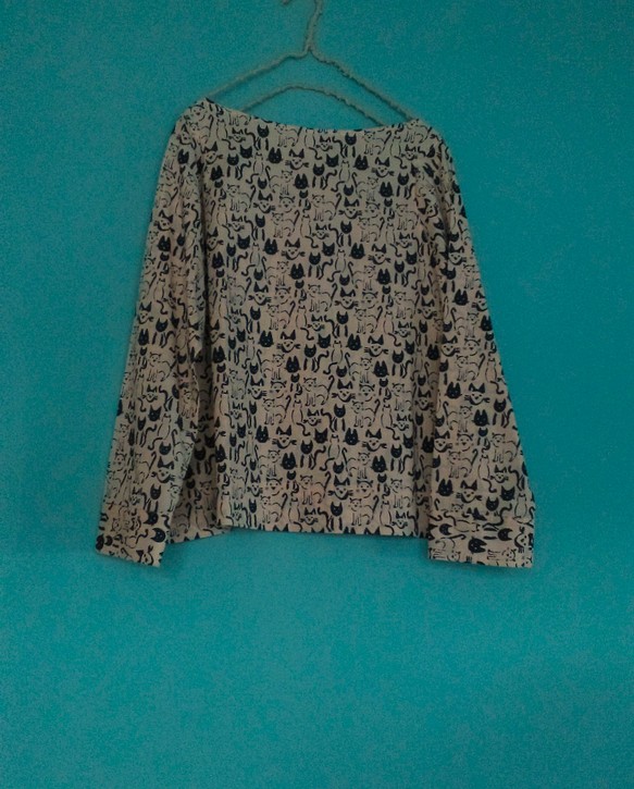 ボートネックのねこシャツ　ベージュピンク　コットン　フリーサイズ　 1枚目の画像