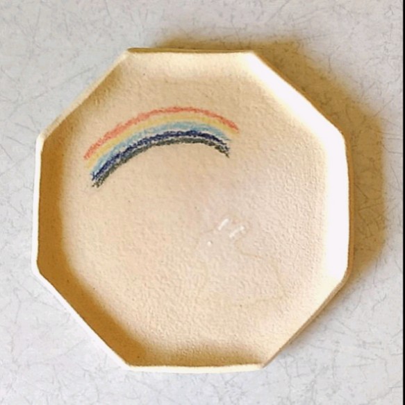 陶の八角皿【虹の下のお座りウサギ】 1枚目の画像