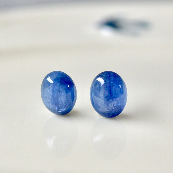 10mm カイヤナイトの一粒オーバルピアス　シンプル　サージカルステンレス　小さい　デイリー　ブルー　　 1枚目の画像