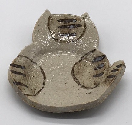 557-0019　和陶器 和モダン /ネコ型豆皿(黒シマ) 1枚目の画像