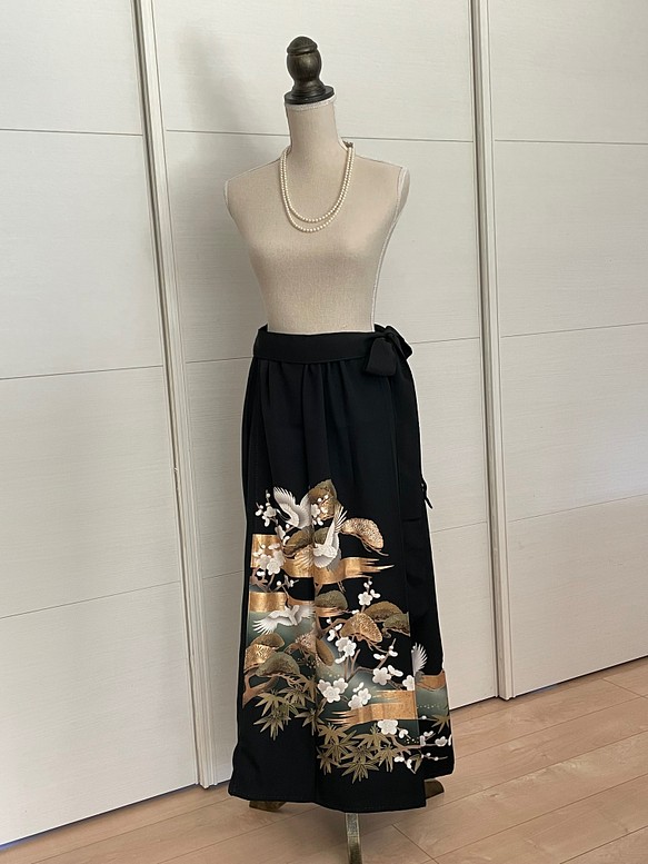 着物リメイク 黒留袖リメイク 鶴と松竹梅　ロングスカート　正絹　フリーサイズ  大きなサイズ 1枚目の画像
