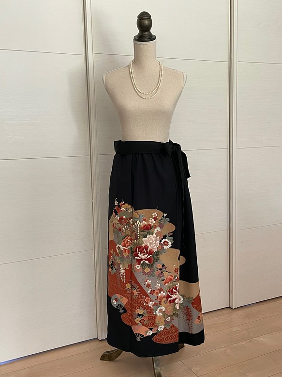 正絹 黒留袖リメイク 巻きスカート オレンジ色が美しい花柄の刺繍