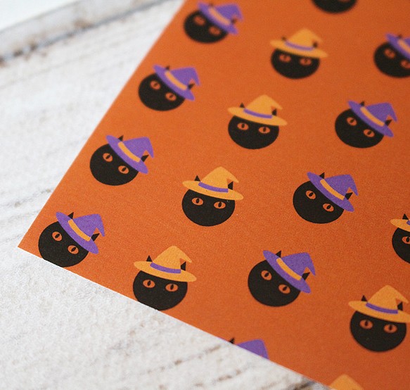 黒ネコハロウィン包装紙「カボチャを探せ！」A4サイズ（8枚入り）デザインペーパー　ラッピングペーパー　オレンジ 1枚目の画像