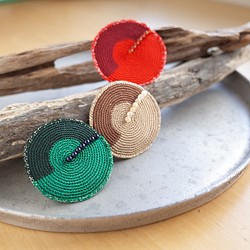 絹糸編みのブローチ 1枚目の画像