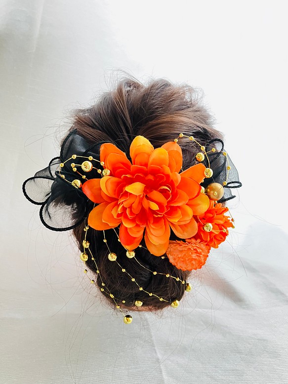 ハロウィンカラー髪飾り　オレンジダリア&パールチェーンシャワー　髪飾り　パーティ　イベント　結婚式 1枚目の画像