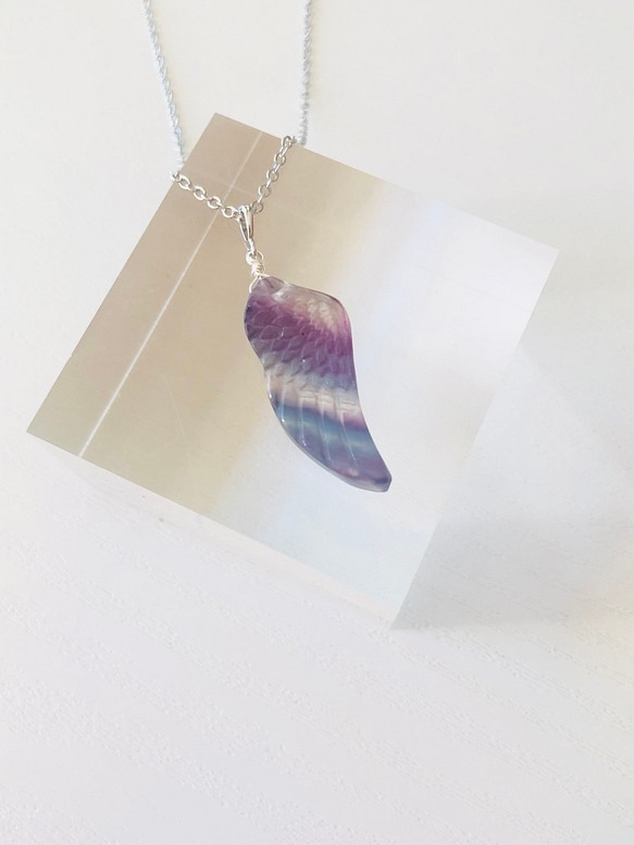 ネックレス 紫の大粒 羽のデザイン セールカラーパープル