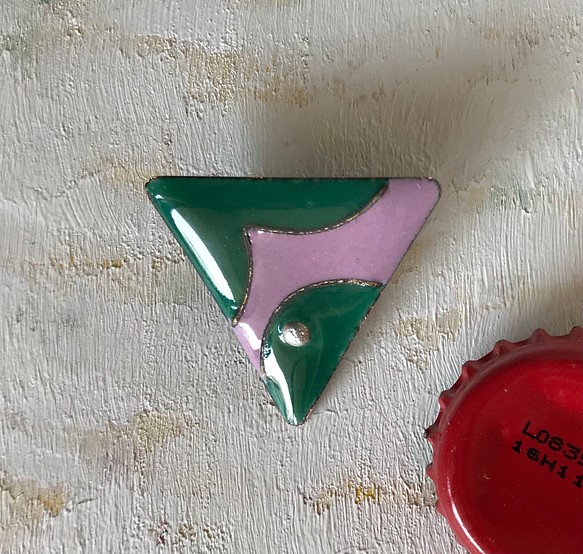 七宝焼きブローチ　正三角形　抽象画のカケラ。。。緑色と桃色と銀の粒 1枚目の画像