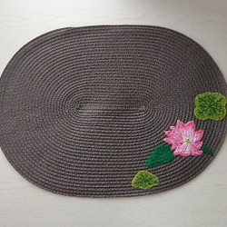 楕円形　睡蓮の手刺繍ランチョンマット 1枚目の画像