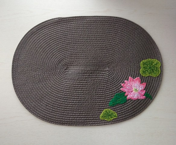 楕円形　睡蓮の手刺繍ランチョンマット 1枚目の画像