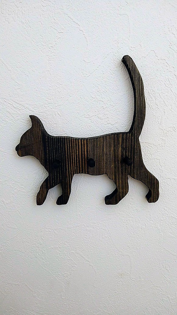 ネコちゃんの形の　キーハンガー　　壁から生えたシリーズ 1枚目の画像