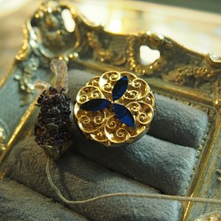 ゴールドとブルーのヴィンテージガラスボタンのリング（K16GP） 1枚目の画像