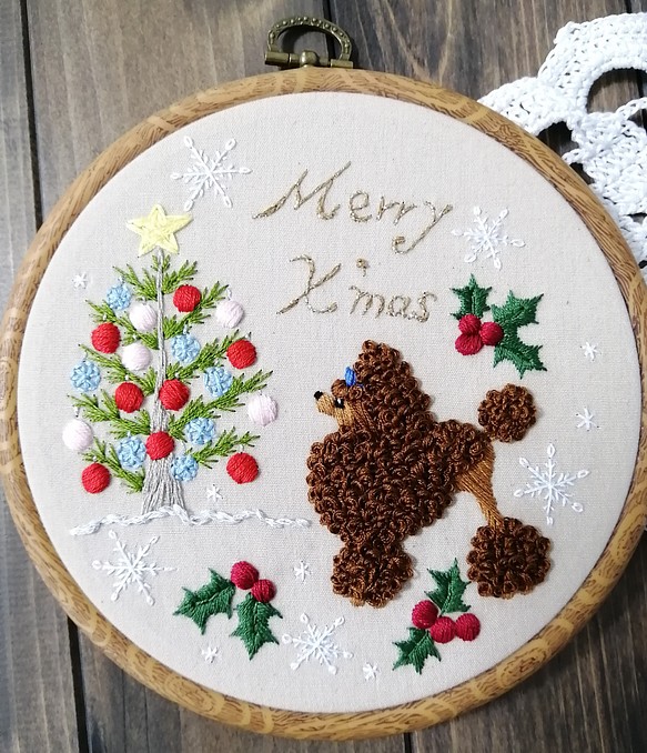 ブラウンプードル刺繍の壁飾り（クリスマス） 1枚目の画像