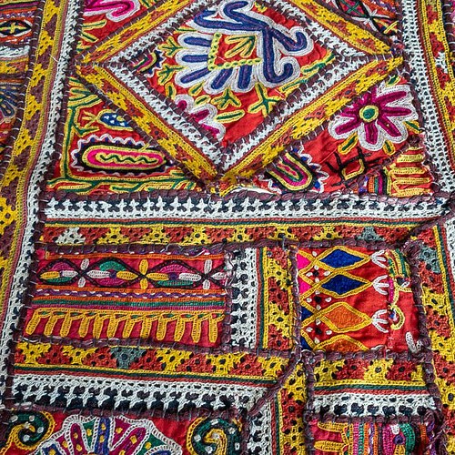 インド グジャラート州カッチ地方 刺繍パッチワークタペストリー-