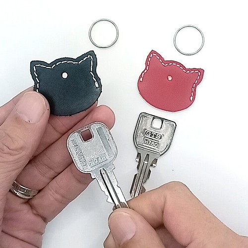 かわいい本革猫ネコのレザーキーカバー猫好きの方へ 鍵カバー 2 レッド系 ブラック系 レザークラフト キーケース レザーワークス プラスワン 通販 Creema クリーマ ハンドメイド 手作り クラフト作品の販売サイト