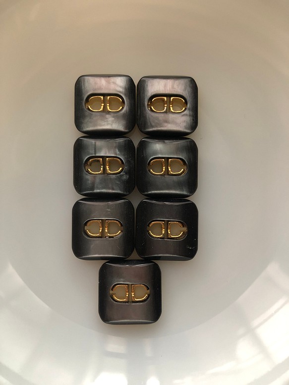 アンティーク ボタン 7個　ビンテージ 昭和 レトロ 個性的 ハンドメイド素材 グレー？　ゴールド　ポップ アクセ 1枚目の画像