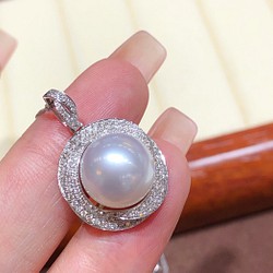 【高級】南洋白蝶真珠　ダイヤモンド付きペンダントトップk18南洋白蝶真珠