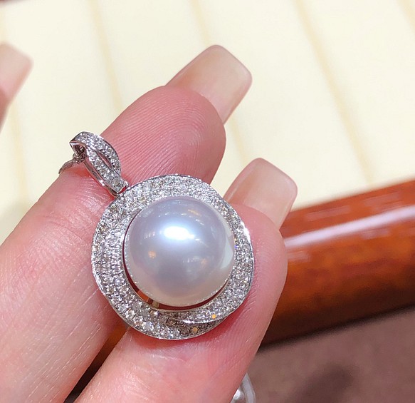【高級】南洋白蝶真珠　ダイヤモンド付きペンダントトップk18