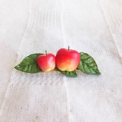 りんごのブローチ☆ミニチュア ブローチ porcuo 通販｜Creema(クリーマ)