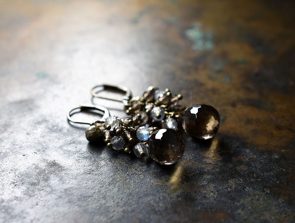 豐滿的煙晶，重度拉長石，Herkimer 鑽石，民族鐘形耳環 第1張的照片