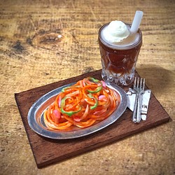 昭和の喫茶店♪スパゲッティナポリタンとコーヒーフロートのミニチュア 1枚目の画像