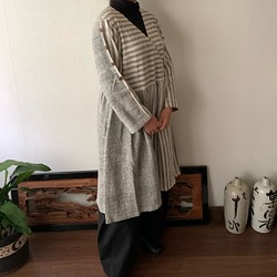 凝りに凝ってる生地厚め手織り綿カシュクールのコートワンピ　ウエスト切り替え、袖や裾バックのポイントボタン　白絣 1枚目の画像