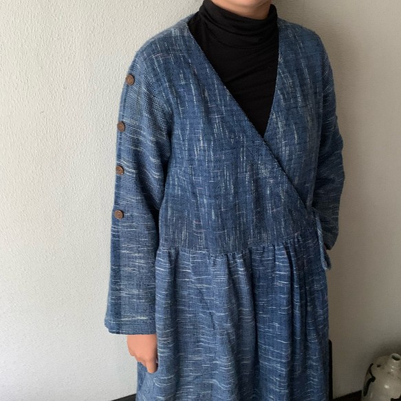 凝りに凝ってる生地厚め手織り綿カシュクールのコートワンピ　ウエスト切り替え、袖や裾バックのポイントボタン　青絣 1枚目の画像