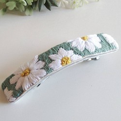 花の刺繍バレッタ　白花✕グリーン 1枚目の画像