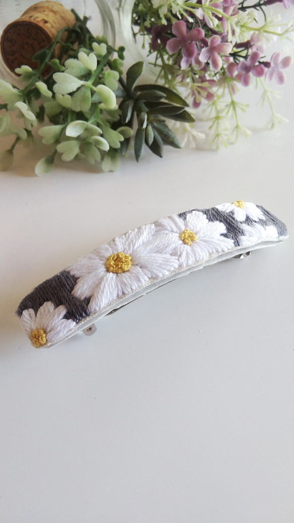 花の刺繍バレッタ　白花✕グレー 1枚目の画像