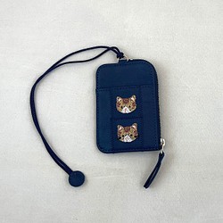 パスケース（小銭入れ付き、2枚用、紺に茶トラ猫の刺繡）No.03003-20 1枚目の画像