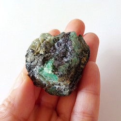 ブラジル産エメラルド原石◆バイオタイト共生43mm 1枚目の画像