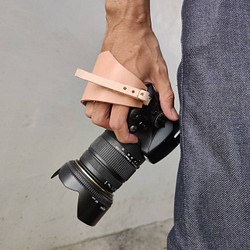 本革 カメラホルダー リストストラップ 一眼レフ ミラーレスに活躍 選べるカラー きなりナチュラル カメラケース カメラポーチ Croissant Leather 通販 Creema クリーマ ハンドメイド 手作り クラフト作品の販売サイト