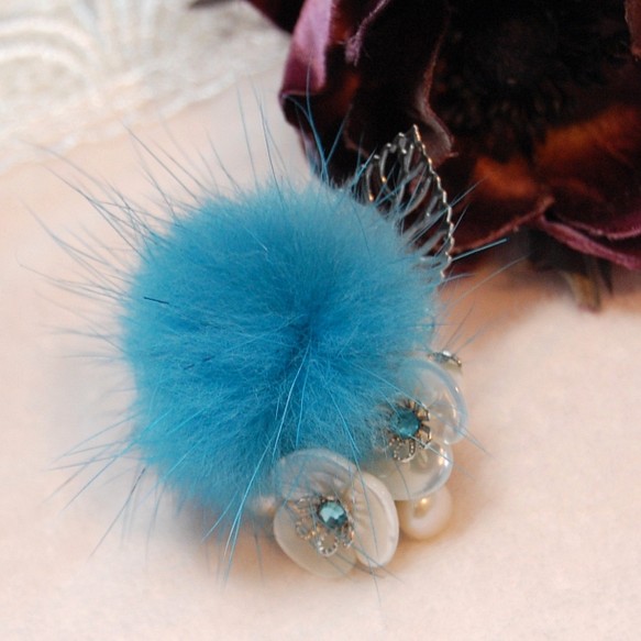 スカイブルーミンクボール＆白蝶貝フラワーのポニーフック 1枚目の画像