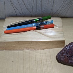 筆ペン置き。木製プレート、手磨き。 1枚目の画像