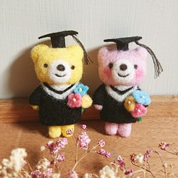 畢業熊熊  多色 羊毛氈鑰匙圈 別針  療癒 送禮 畢業季 第1張的照片